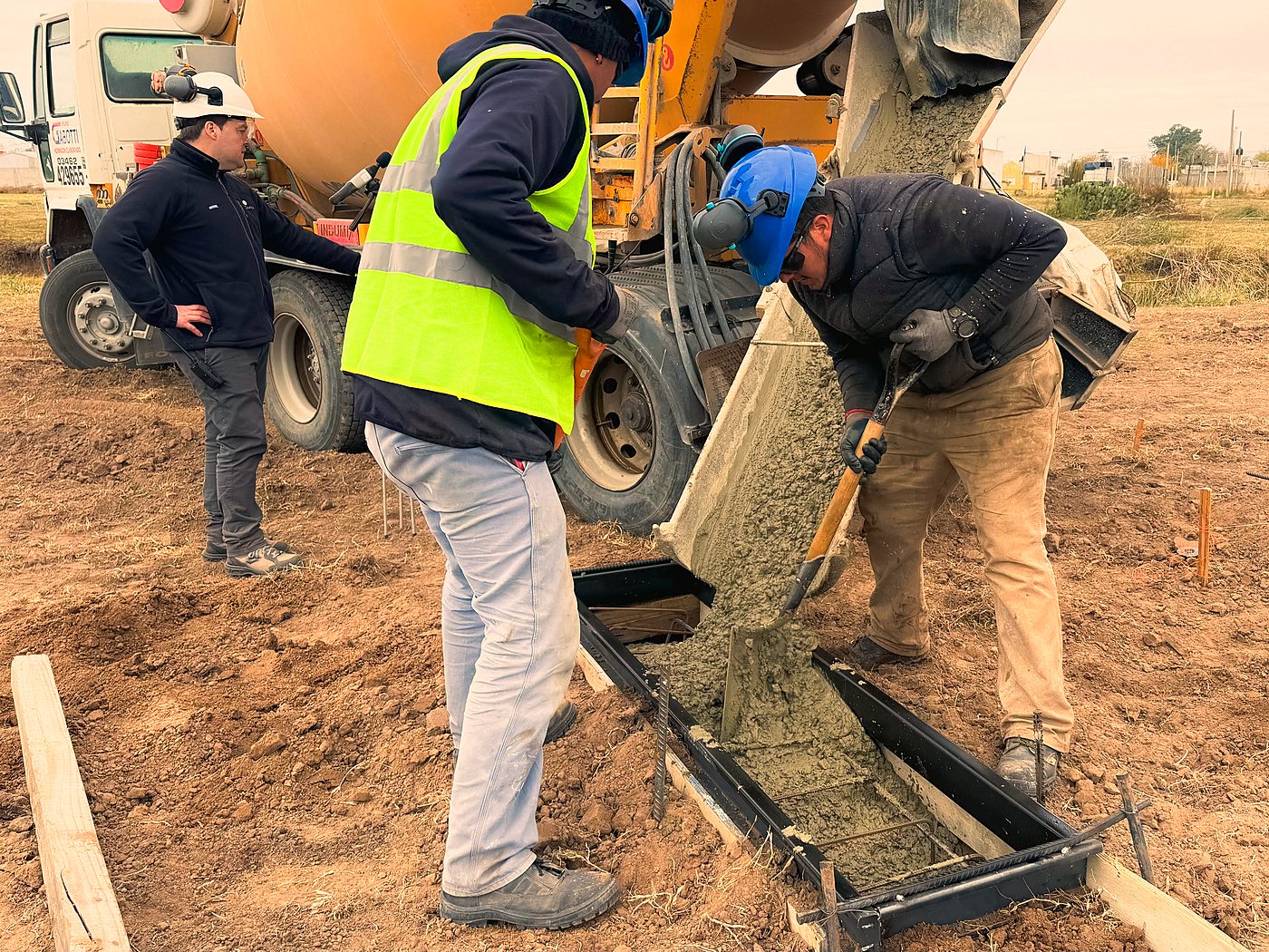 Equipo de Grupo Gabotti hormigonando una fundación desde un mixer